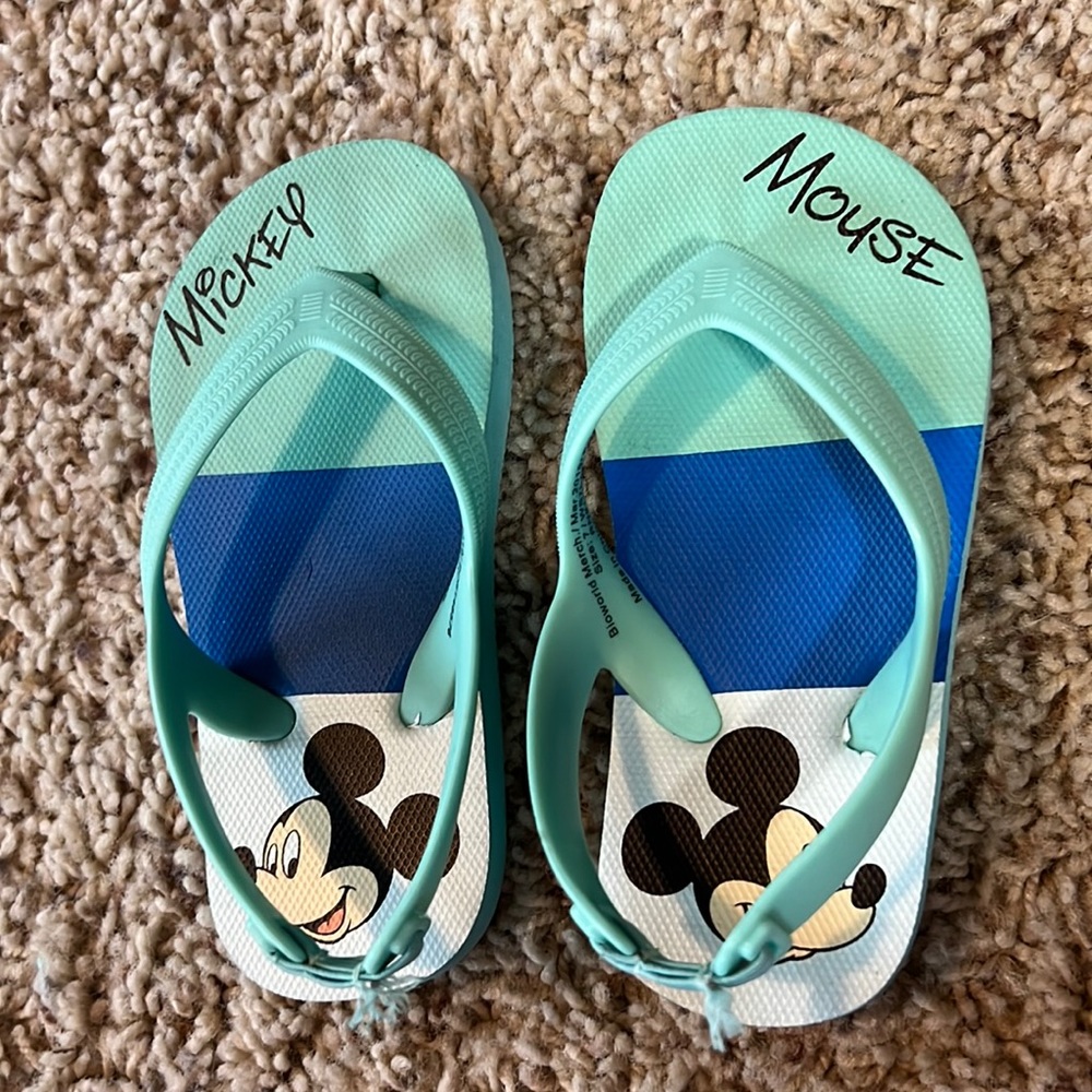 LIKE NEW toddler’s size 7 Disney Mickey Mouse sandals/flip-flops w/ankle strap